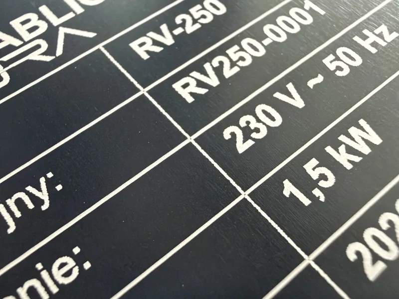 Zbliżenie graweru logotypu RIVORA na aluminium