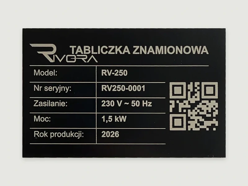 Czarna tabliczka znamionowa RIVORA z grawerowanymi danymi i kodem QR