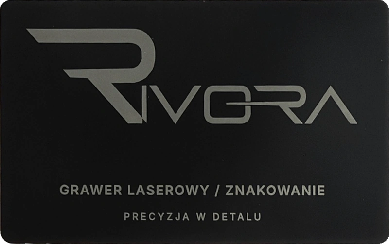 Przód metalowej wizytówki RIVORA — logo i opis znakowania