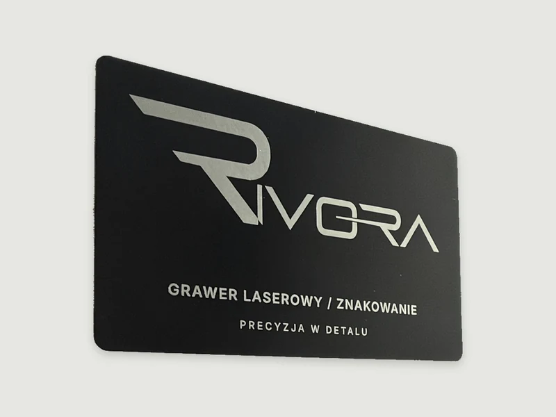 Metalowa wizytówka RIVORA sfotografowana pod kątem