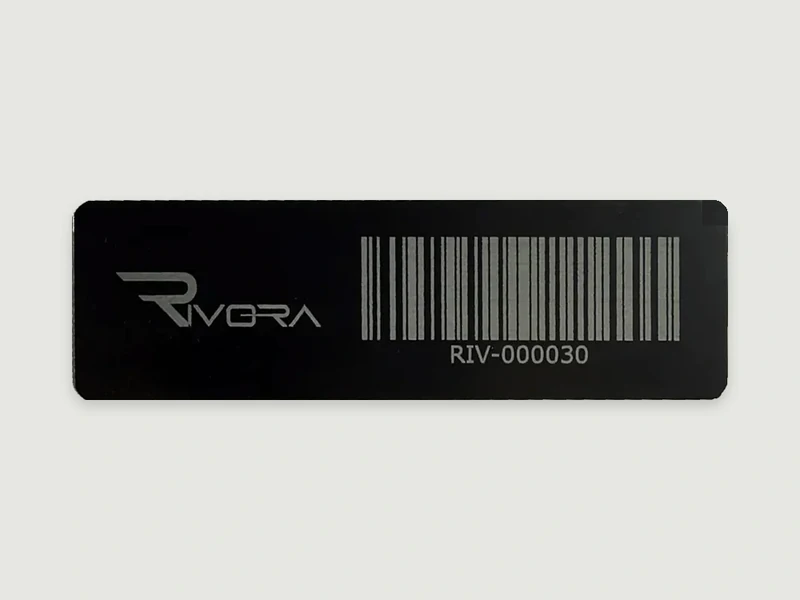 Czarna metalowa tabliczka z kodem kreskowym i numerem RIV-000030